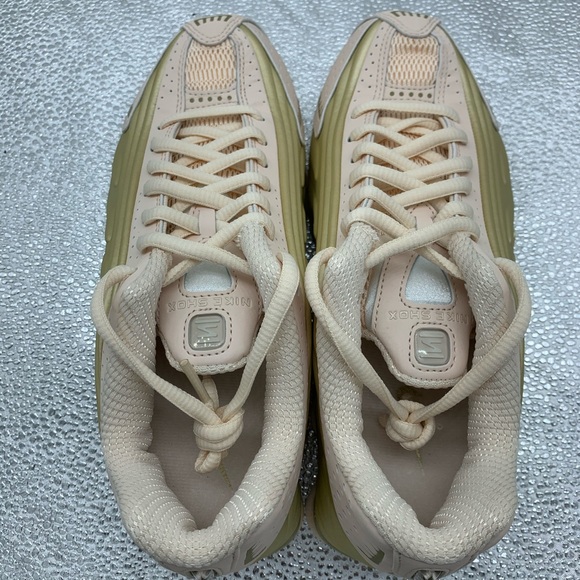 Nike Shox R4 AR3565-800 Guava Ice Mtlc Gold Shoes - Picture 5 of 7